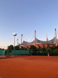 Olympiastadion im Hintergrund